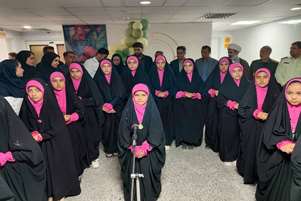 تجلیل دانش‌آموزان از پرستاران بیمارستان حضرت قمر بنی‌هاشم (ع) به مناسبت روز پرستار