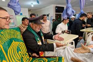شمیم رضوی در بیضا طنین‌انداز شد؛ عیادت خادمان آستان قدس از بیماران بیمارستان قمر بنی‌هاشم (ع)