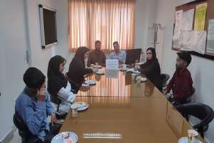 نشست بررسی و ارتقای سطح خدمات در بخش کولیز بیمارستان قمر بنی‌هاشم (ع) برگزار شد
