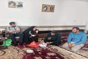 به مناسبت هفته سالمند انجام شد؛ دیدار رئیس شبکه بهداشت و درمان بیضا با خانواده شهدا