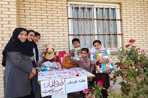 هفته ملی کودک در قره‌گزلو؛ تجلیل از سفیران و داوطلبان سلامت کودک با اهدای هدیه