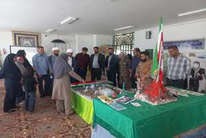 تجلیل از فرهنگ ایثار و مقاومت در بیضا؛ بازدید از نمایشگاه هفته دفاع مقدس در مدرسه صیاد بانشی