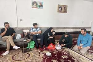 به مناسبت هفته سالمند انجام شد؛ دیدار رئیس شبکه بهداشت و درمان بیضا با خانواده شهدا