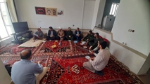 دیدار رئیس شبکه بهداشت و درمان و مسئولان شهرستان با خانواده‌های شهدا به مناسبت هفته دفاع مقدس